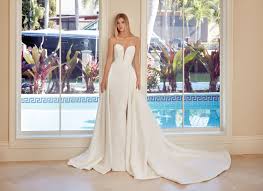 We did not find results for: Brautkleid Mit Schleppe Theperfectwedding De