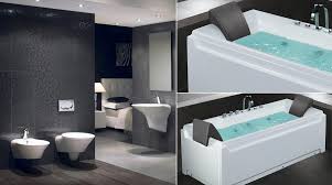 Sanitari sospesi, pareti di decor, pavimenti di legno. Vasca Idromassaggio Per Bagni In Camera