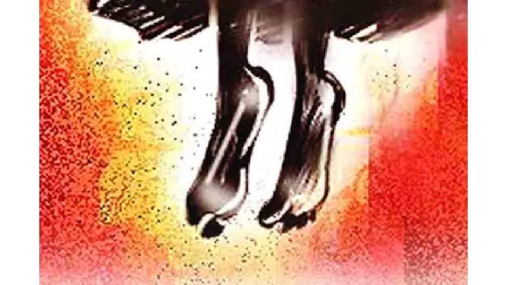 राहुरी तालुक्यात व्हॉट्सॲप चॅटिंगच्या तणावातून १५ वर्षीय अल्पवयीन मुलीची आत्महत्या; वडिलांच्या तक्रारीवरून पोलिसांकडून चौकशी सुरू