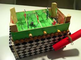 Voetbal Surprise Een Tafelvoetbal Spel Gemaakt Van Een Mandarijnen Kistjes Deze Op Een Schoenendo Knutselen Sinterklaas Knutselen Voor Jongens Knutselideeen