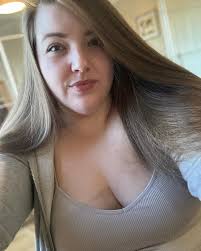 Amber Louise's Instagram, Twitter & Facebook