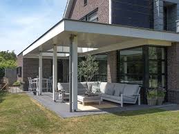 Moderne Alu Loungemobel Fur Den Garten In Der Trendfarbe Weiss Unter Einer Schonen Terrassenuberdachun Uberdachung Terrasse Terrassenuberdachung Terassenentwurf