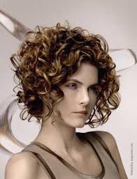 The curls add a ton of depth and movement. Http Www Hairstyles Magazine Com Wp Content Uploads 2013 05 Golden Curly Bob Style 20131 Jpg Bob Haircut Curly Hair Styles Curly Hair Styles