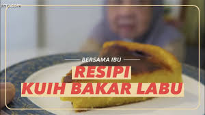 Hari sabtu yang lepas, saya beli lagi labu dan niat tu ditetapkan untuk membuat bingka labu sebab teringat bingka labu yang dibuat di kampung en hubby. Bersama Ibu Resipi Kuih Bakar Labu Youtube