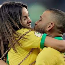Esposa surta ao flagrar marido com 'anitta' dentro do carro. Daniel Alves Homenageia A Esposa Por 2 Anos De Casados Esportes Pleno News