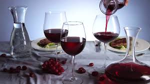 Un bicchiere di vino rosso a media gradazione alcolica (12 gradi) sfiora le 126 calorie. Vino Rosso Bicchiere Da Vino Rosso Rf Clip 520 544 650 In Hd Framepool Stock Footage