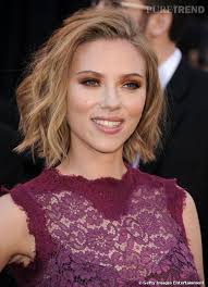 Scarlett johansson est une blonde qui change souvent de coupes de cheveux, cheveux longs, coloration platine, coloration chatain, tout semble lui allé ! Photos Sur Le Tapis Rouge Scarlett Johansson Sort Le Grand Jeu Avec Des Paupieres Cuivrees Une Couleur Parfaite Pour Mettre En Valeur Ses Yeux Verts Scarlett Johansson Coiffure Carree Coiffure