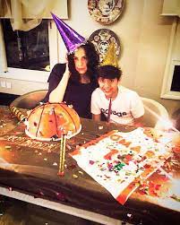 من ناحية اخرى تنوي امال ماهر طرح الالبوم الجديد لها خلال الفترة القادمة و رغم انتهائها من جميع اغاني الالبوم لكنها تفضل انتظار انتهاء شهر رمضان واطلاقه في موسم عيد الفطر. Ø¢Ù…Ø§Ù„ Ù…Ø§Ù‡Ø± ØªÙ†Ø´Ø± ØµÙˆØ±Ø© Ù…Ù† Ø¹ÙŠØ¯ Ù…ÙŠÙ„Ø§Ø¯ Ø¥Ø¨Ù†Ù‡Ø§ ÙˆØª Ø¹Ø§ÙŠØ¯Ù‡ Ø¨Ù‡Ø°Ù‡ Ø§Ù„ÙƒÙ„Ù…Ø§Øª Musicnation Ù…ÙŠÙˆØ²ÙŠÙƒ Ù†Ø§ÙŠØ´Ù†