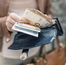 Wenn auf den monetären reichtum abgehoben werden soll, dann gibt es sicherlich keinen 100% exakten geldbetrag, der zu bezeichnung reich führt. Reich Werden Tipps Und Tricks Fur Mehr Geld Brigitte De