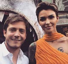Daniela aita interpreta a el personaje de 'caridad' y gaston dalmau encarna a 'rama', no son pareja en la ficción, ¿pero lo son en la realidad? De Trabajar Con Scarlett Johansson En Los Vengadores A Tener Una Banda La Vida Del Ex Casi Angeles Gaston Dalmau En Estados Unidos Infobae