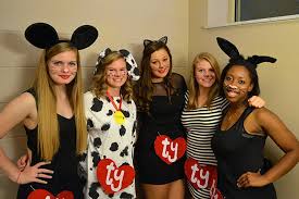 26 90s Group Halloween Costumes You And Your Squad Should Dress Up As Baby Halloween Costumes Zombie Couple Costume Group Halloween Costumes