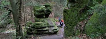 Es ist für seine bizarren felsen, tafelberge und schlüchte (schluchten) bekannt, weltweit gibt es keine vergleichbare landschaft. Schwedenlocher Wanderung Durch Eine Felsenschlucht Sachsische Schweiz Elbsandsteingebirge