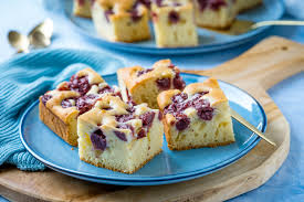 126 · 50 minutes · dieser einfache, schnelle schokokuchen mit joghurt und öl wird herrlich flaumig, schokoladig und saftig. Saftiger Kirsch Joghurt Kuchen Vom Blech Einfach Malene