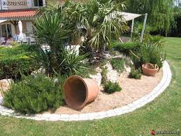 En sujet isolé ou dans un massif au jardin, il se le palmier atteint à maturité une taille très variable selon l'espèce et le climat : Massif De Palmiers Et Yuccas Amenagement Jardin Cailloux Decoration Jardin Exterieur Amenagement Jardin Devant Maison