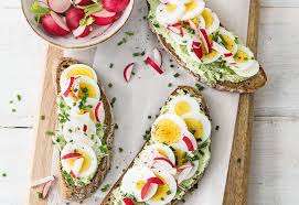 Belegtes Brot Mit Krauterkase Ei Und Radieschen Frisch Gekocht Rezept Belegte Brotchen Lebensmittel Essen Brot Mit Kase