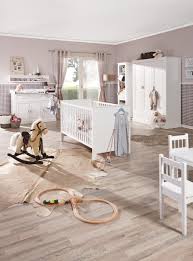 Im Gitterbett Isolde Sind Kleine Entdecker Gut Aufgehoben Weiss Lackierte Gitterstabe Aus Massivem Birkenholz Und Die Seite Wickelkommode Babybetten Babybett