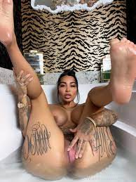 Tatted baddie with her lips spread 😈 : r/pussy