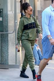 Pin By Ashley Bonte On Rihanna Rihanna Street Style Rihanna Outfits Rihanna Style