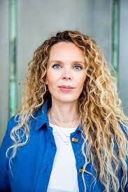 See if your friends have read any of roxane van iperen's books. Hanna Bervoets Roxane Van Iperen Onszelf Blootgeven Dat Is Ons Werk Niet Magazine Ad Nl