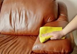 Mit einem mikrofasertuch fuhr ich vorsichtig mit etwas wasser über die gesamte couch. Couch Reinigen Die 11 Besten Tipps Tricks