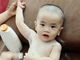 Cẩn thận khi dùng phấn rôm cho trẻ