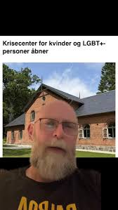 Jeg har deltatt i parade tidligere og fått drapstrusler i ettertid.  🏳️‍🌈Vi går i parade for dem som blir hjemme i frykt. 🫶 Les historiene og  vis din støtte via lenke