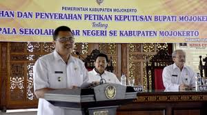 Bahwa agar kegiatan supervisi kelas berlangsung dengan baik maka perlu dibuat surat keputusan dan jadwal supervisi kelas semester ganjil tahun pelajaran 20152016 1. 320 Kepala Sd Di Kabupaten Mojokerto Terima Sk Bupati Beritajatim Com