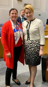 März 2018 war sie bundesministerin für familie, senioren, frauen und jugend im kabinett merkel iv. Pm Talk Im Plenum Mit Dr Franziska Giffey Und Malu Dreyer Landesfrauenrat Rlp De