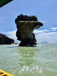 从tg pandan kecil坐船回到峇哥总部 hq 时可看到我们要看的断崖 白沙湾 岩石岬等 kuching outdoor water