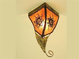 Lampada da parete creata dall'unione di materiali diversi come cuoio e ottone. Home Decor Ethnic Style