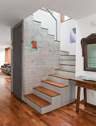 A stair case that is used within a house or flat. 4 Small Apartment Designs Under 50 Square Meters Smallroomhoteldesign Smallroomdesignideas Smallrestro Haus Innenarchitektur Wohnung Renovierung Treppe Haus