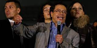 Esta imagen muestra la magnitud de la movilización de una población por el derecho al agua y a no ser discriminada. Linker Politiker In Kolumbien Kommt Gustavo Petro Wieder Taz De