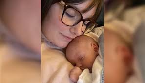 Британски лекари извадиха временно бебе от тялото на майката, за да го  оперират