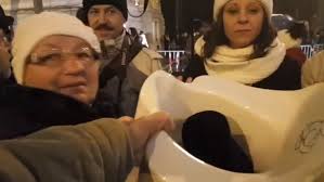 Ha hadházy ákos jobban odafigyel a zoknijára, akkor a magyar kormány nem szökteti meg és nem bújtatja a hazájában köztörvényes bűncselekményekért elítélt mindez persze nem érdekli habony, mészáros és orbán sajtóját, mert számukra minden másnál alapvetőbb, hogy hadházy ákos lyukas. Bilivel Es Zoknival Leptek Meg A Szelhazy Parost