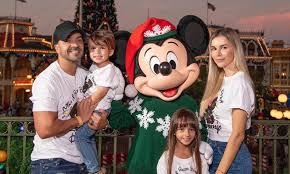 Para esta ocasión, el cantante vistió un. Agueda Lopez Luis Fonsi Y Agueda Lopez Celebraron Por Facebook
