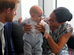 Meghan markle y el príncipe harry esperan a su primer bebé para esta primavera, y aunque aún sigue en el vientre de su madre, este pequeño promete revolucionar la corona británica. El Principe Harry Y Meghan Markle Muy Felices Con Su Hijo Archie En Su Viaje Oficial A Sudafrica El Viaje Oficial A Africa Del Principe Harry Y Meghan Markle Con Archie
