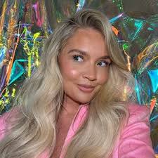 Hollie (@hollieflynnmakeup)