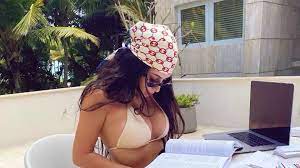 Heiße Studentin! Kim Kardashian büffelt im knappen Bikini | Promiflash.de
