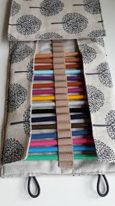 Penal Stromy Prakticky Penal Na Tuzky Pastelky V Zadni Casti Penalu Vsita Kapsa Na Drobnosti Jako Orezava Diy Sewing Projects Sewing Hacks Pencil Pouch Diy