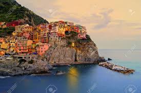 Ce village est magique ! Village Of Manarola Italien Auf Der Cinque Terre Kuste Bei Sonnenuntergang Lizenzfreie Fotos Bilder Und Stock Fotografie Image 13293982