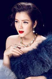 Kim cương là một trong hai dạng thù hình được biết đến nhiều nhất của cacbon (dạng còn lại là than chì), có độ cứng rất cao và khả năng khúc xạ cực tốt làm cho nó có rất nhiều ứng dụng trong cả công nghiệp và ngành kim hoàn. Ly Nha Ká»³ Ná»¯ Ä'áº¡i Gia Kim CÆ°Æ¡ng Khiáº¿n Má»¹ Nhan Viá»‡t Ghen Tá»µ