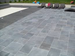 Revetement Terrasse 57 Idees D Inspiration Pour Les Sols Patio Tiles Garden Tiles Patio