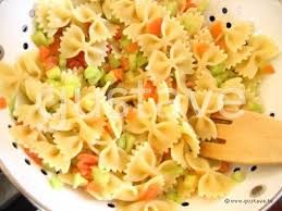 Salade De Pates Au Saumon Fume Et Au Concombre Croquant La Recette Gustave Pates Au Saumon Fume Salade Pates Saumon Salade De Pates