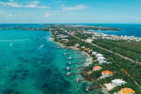 You can explore the sights and attractions with a visit to john pennekamp coral reef state park or a stop at key largo undersea park. One Stop Guide For The Best Places To Stay In The Florida Keys Bobo And Chichi