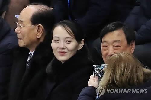 올림픽] 사진 촬영 요청에 김여정 미소 : 네이트 스포츠
