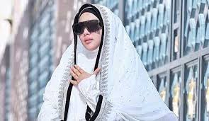 Syahrini membuat baju seragam menjadi luaran. Baju Muslim Syahrini Diobral Di Pasar Madinah