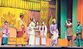 Tari melayu satu ini sebetulnya versi modern dari tari tradisionalnya yakni tari mak inang. Kesenian Bangsawan Teater Tradisional Khas Melayu Www Iphedia Com
