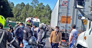 Un accidente carretero dejó como saldo dos personas muertas y una más lesionada que fue rescatada por los servicios de emergencia, en el poblado de parres, delegación tlalpan. Xx5eyos9rwjram