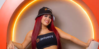 Brenda Campos entra na rede social Privacy e se surpreende