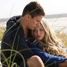 Juntos ao luar) é um filme estadunidense de 2010, do gênero filme de drama romântico de guerra, dirigido por lasse hallström para a screen gems, com roteiro de jamie linden baseado no romance dear john, de nicholas sparks. Querido John 2010 Das Leuchten Der Stille